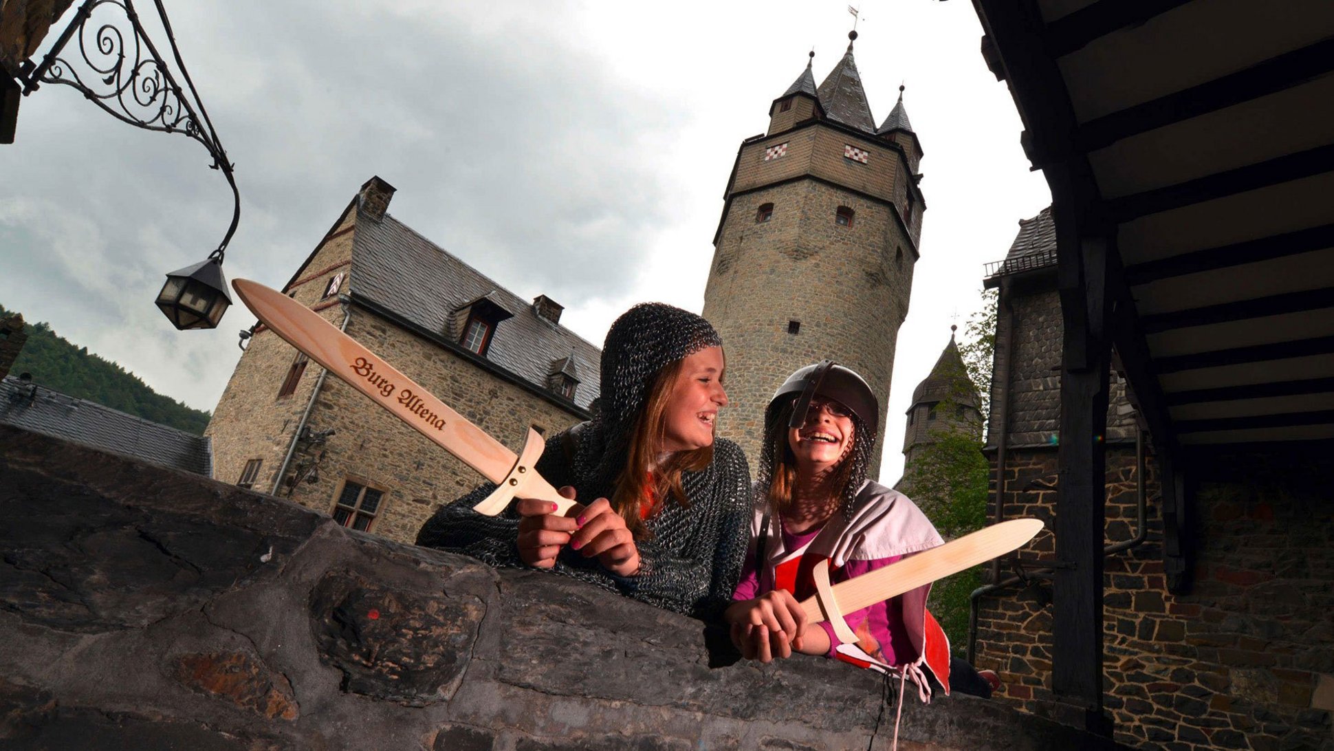 Kinder auf der Burg Altena halten Holzschwerter in der Hand