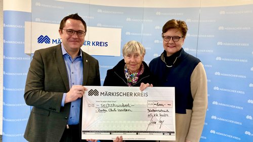 Landrat Marco Voge und Kreisdirektorin Barbara Dienstel-Kümper (rechts) überreichten Dorothee Ossenberg-Engels, Vizepräsidentin des internationalen Zonta Frauenclubs gegen Gewalt, eine 600 Euro Spende zur Unterstützung des interaktiven Theaterstücks "Nein heißt Nein". Foto: Ulla Erkens/Märkischer Kreisunter