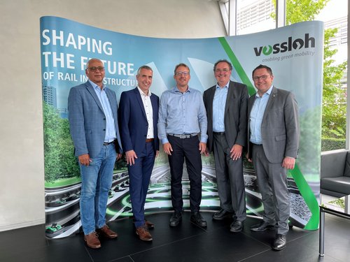 Im Bild (von links): Andreas Becker (GWS MK), Dr. Thomas Triska (CFO Vossloh AG), Andree Czipura (Geschäftsführer Vossloh Fastening Systems GmbH), Jochen Schröder (Geschäftsführer GWS MK), Landrat Marco Voge. Foto: Eileen Bräuniger / Märkischer Kreis