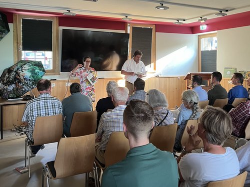 Neben der Siegerehrung stellten Thomas Kramer und Britta Säckler ihr Buch „Liebesperlen, Mauerblümchen und Pissnelken“ vor. Foto: Eileen Bräuniger / Märkischer Kreis