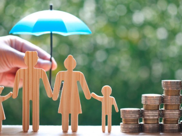 Familie mit Eltern und Kindern neben Geld