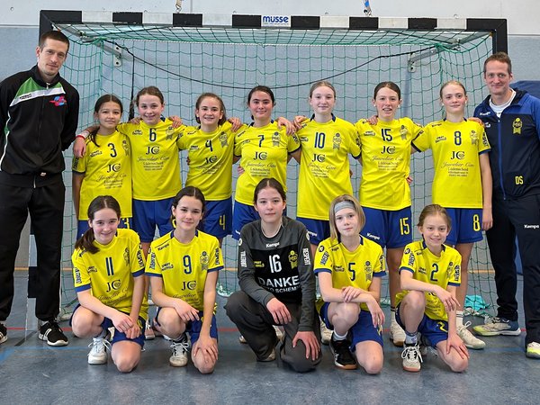 Herzlichen Glückwunsch: Die U14-Handballerinnen des Bergstadt-Gymnasiums Lüdenscheid haben in Dortmund den Titel des Regierungsbezirksmeisters geholt. Foto: Bergstadt Gymnasium