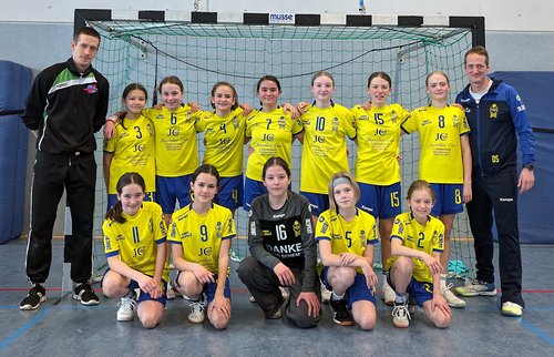 Herzlichen Glückwunsch: Die U14-Handballerinnen des Bergstadt-Gymnasiums Lüdenscheid haben in Dortmund den Titel des Regierungsbezirksmeisters geholt. Foto: Bergstadt Gymnasium