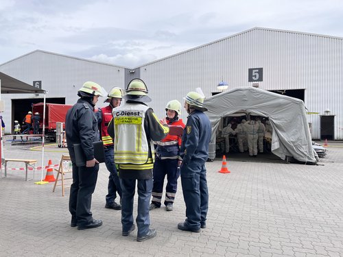 Während der Übung gibt es immer wieder Updates und Lagebesprechungen. Foto: Katharina Buschmann / Märkischer Kreis