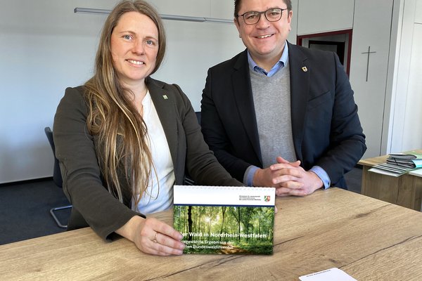 Im Dialog mit Landrat Marco Voge erläuterte Forstamtsleiterin Julia Böning die zentralen Themen der gegenwärtigen und zukünftigen Forstwirtschaft im Märkischen Kreis. Foto: Alexander Bange / Märkischer Kreis