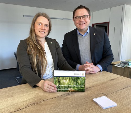 Im Dialog mit Landrat Marco Voge erläuterte Forstamtsleiterin Julia Böning die zentralen Themen der gegenwärtigen und zukünftigen Forstwirtschaft im Märkischen Kreis. Foto: Alexander Bange / Märkischer Kreis