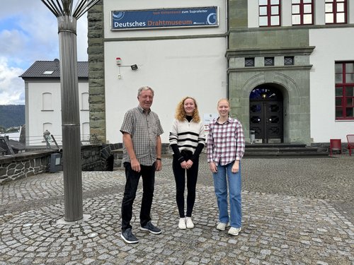 Adelheid Blanc (Mitte) unterstützt Restaurator Holger Lüder (Links) ein Jahr lang im Deutschen Drahtmuseum. Carlotta Jellinghaus (Rechts) bekommt spannende Einblicke in die Museumsarbeit auf der Burg Altena. Foto: Eileen Bräuniger / Märkischer Kreis