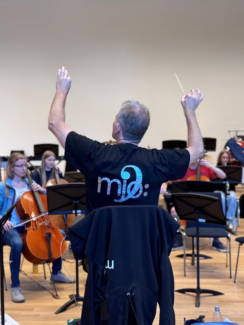 Dirigent Thomas Grote stimmte das Märkische Jugendsinfonieorchester auf die besonderen Herausforderungen der diesjährigen Sommerkonzerte mit der Philharmonie Südwestfalen ein. Foto: Michelle Wolzenburg/Märkischer Kreis