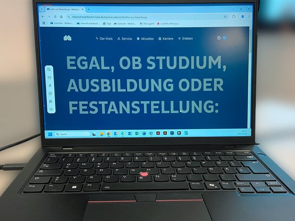 Zu sehen ist ein Laptop mit der Oberfläche der Karriereseite