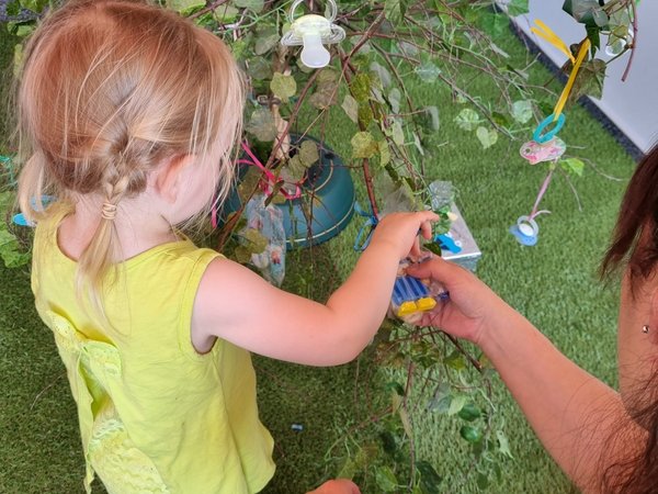 Mädchen und Jungen, die das „Nuckeln“ aufgeben wollen, haben die Möglichkeit, ihren Schnuller gegen ein kleines Geschenk und eine Urkunde an den „Schnullerbaum“ zu hängen. Dieses „Ritual“ erleichtert den Kindern den Abschied vom Schnuller. Foto: Märkischer Kreis