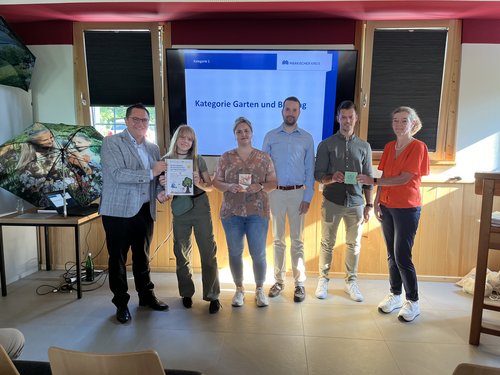 Landrat Marco Voge übergibt der Garten-AG der Theodor-Heuss-Realschule aus Lüdenscheid ihren Preis. Foto: Eileen Bräuniger / Märkischer Kreis