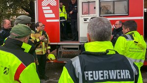 Besprechung Einsatzkräfte an Rettungswagen