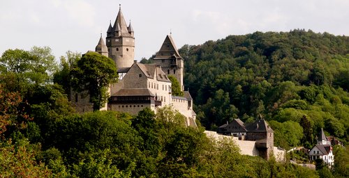 Immer einen Ausflug wert: Zum Tag des offenen Denkmals am 8. September bieten die Museen der Burg Altena kostenlose Führungen an. Foto Stephan Sensen/ Märkischer Kreis