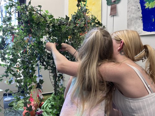 Die Eltern unterstützen ihre Kinder beim Aufhängen der Nuckis am Schnullerbaum. Foto: Katharina Buschmann / Märkischer Kreis