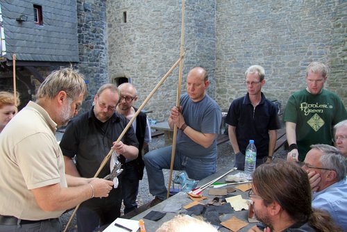 Beim Bogenbau am 7. und 8. September auf der Burg Altena sind noch Plätze frei. Foto: Dirk Klüppel / Märkischer Kreis