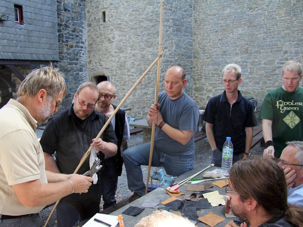 Beim Bogenbau am 7. und 8. September auf der Burg Altena sind noch Plätze frei. Foto: Dirk Klüppel / Märkischer Kreis