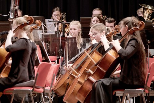 Side-by-Side: Das Märkische Jugendsinfonieorchester und die Philharmonie Südwestfalen treten am 24. und 25. August gemeinsam in Siegen und Meinerzhagen auf. Foto: Christoph Haupt/ Philharmonie Südwestfalen