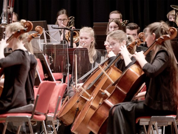 Side-by-Side: Das Märkische Jugendsinfonieorchester und die Philharmonie Südwestfalen treten am 24. und 25. August gemeinsam in Siegen und Meinerzhagen auf. Foto: Christoph Haupt/ Philharmonie Südwestfalen