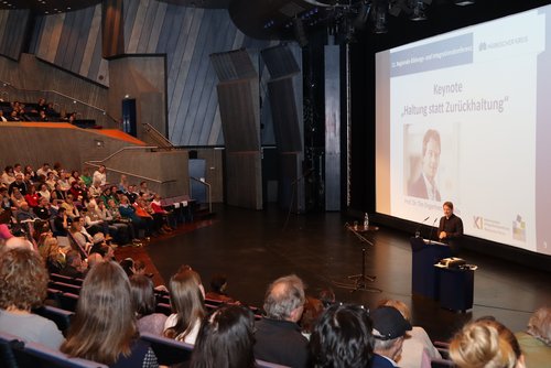 Prof. Dr. Tim Engartner von der Universität zu Köln setzte mit seinem Keynote-Vortrag Impulse für die Arbeit in den anschließenden Workshops. Foto: Katharina Buschmann / Märkischer Kreis