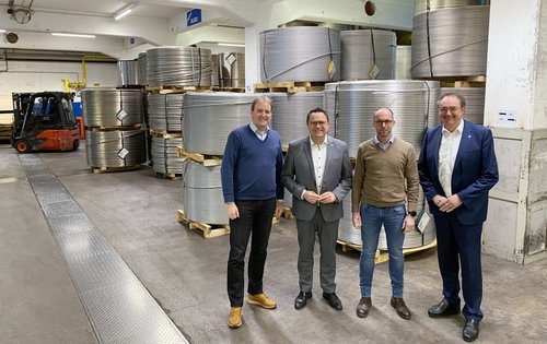 Unser Bild zeigt (von links): Geschäftsführer Daniel Wingen, Landrat Marco Voge, Prokurist Torsten Schneider und Jochen Schröder, Geschäftsführer der Gesellschaft zur Wirtschafts- und Strukturförderung im Märkischen Kreis. Foto: Alexander Bange / Märkischer Kreis