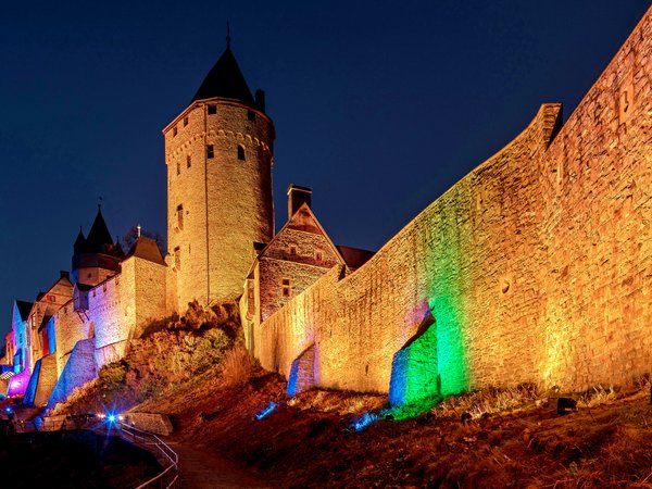 Ähnlich wie 2020 wird die Burg Altena am 25. November dieses Jahres in Orange erstrahlen und damit ein Zeichen gegen Gewalt an Frauen setzen. Foto: Stephan Sensen / Märkischer Kreis