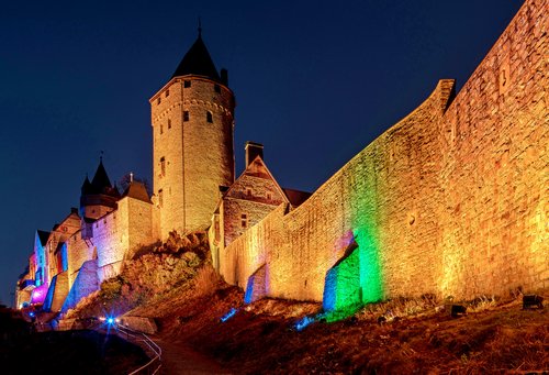 Ähnlich wie 2020 wird die Burg Altena am 25. November dieses Jahres in Orange erstrahlen und damit ein Zeichen gegen Gewalt an Frauen setzen. Foto: Stephan Sensen / Märkischer Kreis