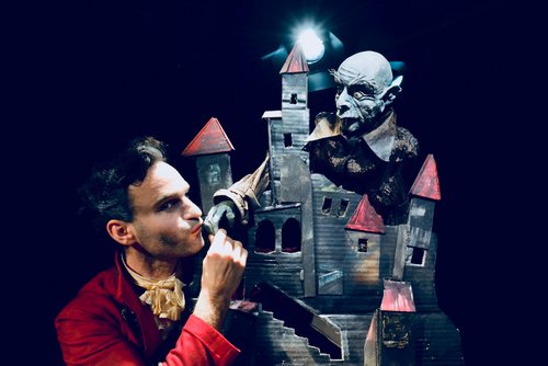 Die Puppentheater-Tage auf Burg Altena finden bereits zum 13. Mal statt. Mit dabei: "Dracula" von dem ‚Menschen, Puppe!‘ Figurentheater am Freitag, 8. November, um 19 Uhr. Foto: Menschen, Puppe! Figurentheater 