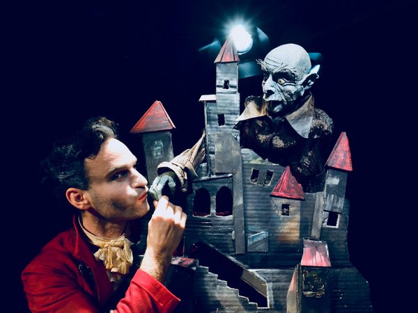 Die Puppentheater-Tage auf Burg Altena finden bereits zum 13. Mal statt. Mit dabei: "Dracula" von dem ‚Menschen, Puppe!‘ Figurentheater am Freitag, 8. November, um 19 Uhr. Foto: Menschen, Puppe! Figurentheater 