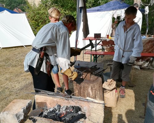 "Altes Handwerk neu entdecken" wird beim Aktionswochenende am 31. August und 1. September in der Plettenberger Altstadt zum Beispiel bei der Mitmach-Schmiede möglich. Foto: Detlef Krüger / Märkischer Kreis