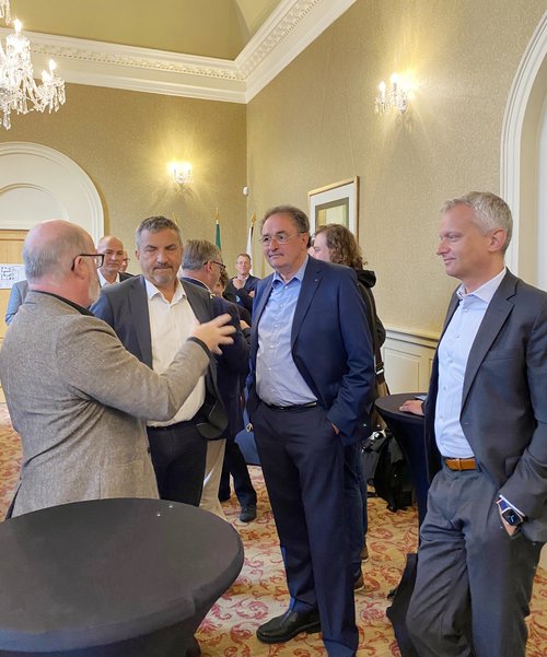 Frank Herrmann (SIHK), Jochen Schröder (GWS) und Dr. Ralf Geruschkat (SIHK), von links, im Gespräch mit Vertretern aus Waterford. Foto: Alexander Bange / Märkischer Kreis