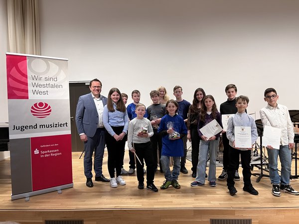 Landrat Marco Voge (links) ehrte die talentierten Musikerinnen und Musiker beim Regionalwettbewerb „Jugend Musiziert“. Erstmalig fand die Feierstunde in der Musikschule der Stadt Lüdenscheid statt. Foto: Hannah Heyn / Märkischer Kreis