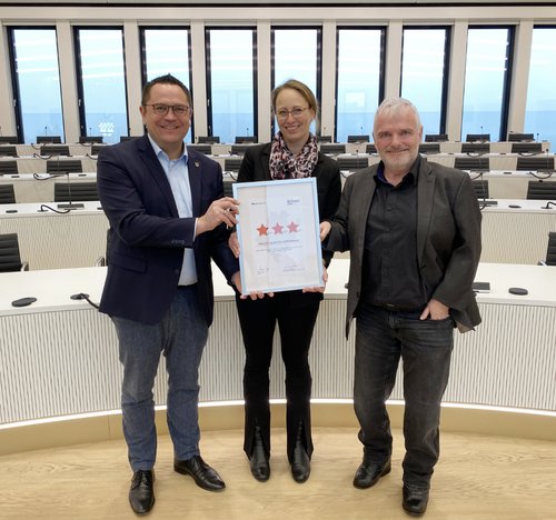 Landrat Marco Voge überreichte den dritten Stern der Regionale an Michael Brosch, Bürgermeister der Stadt Halver, sowie an Yvonne Behnke, Fachbereichsleiterin Bürgerdienste, Sicherheit und Ordnung. Foto: Alexander Bange / Märkischer Kreis