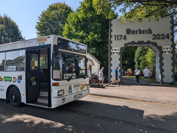 Erster Halt der Tour des Kreisheimatbundes mit dem Traditionsbus Mark Sauerland war die 850-Jahr-Feier in Balve Garbeck. Foto: Traditionsbus Mark Sauerland