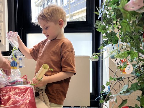 Nach dem mutigen Schritt bekamen die Kinder eine Urkunde und durften sich ein Geschenk aussuchen. Foto: Katharina Buschmann / Märkischer Kreis