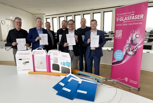 Unser Bild zeigt (von links): Ralf Engstfeld (Regionalmanager Telekom), Dr. Frank Schmidt (Konzernbevollmächtigter Region West - Telekom), Peter Berger (Referent des Konzernbevollmächtigten Region West - Telekom), Thomas Hoheisel (Gigabit- & Mobilfunkkoordinator MK), Landrat Marco Voge, Christian Mewes (Leiter Team Breitband - Telekom) und Matthias Pohl (Gigabit- & Mobilfunkkoordinator MK). Foto: Alexander Bange / Märkischer Kreis