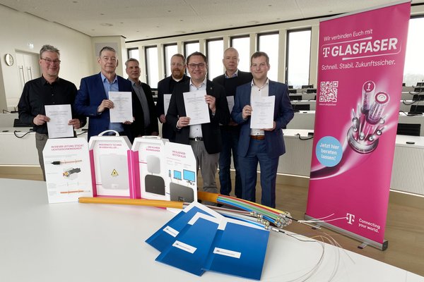 Unser Bild zeigt (von links): Ralf Engstfeld (Regionalmanager Telekom), Dr. Frank Schmidt (Konzernbevollmächtigter Region West - Telekom), Peter Berger (Referent des Konzernbevollmächtigten Region West - Telekom), Thomas Hoheisel (Gigabit- & Mobilfunkkoordinator MK), Landrat Marco Voge, Christian Mewes (Leiter Team Breitband - Telekom) und Matthias Pohl (Gigabit- & Mobilfunkkoordinator MK). Foto: Alexander Bange / Märkischer Kreis