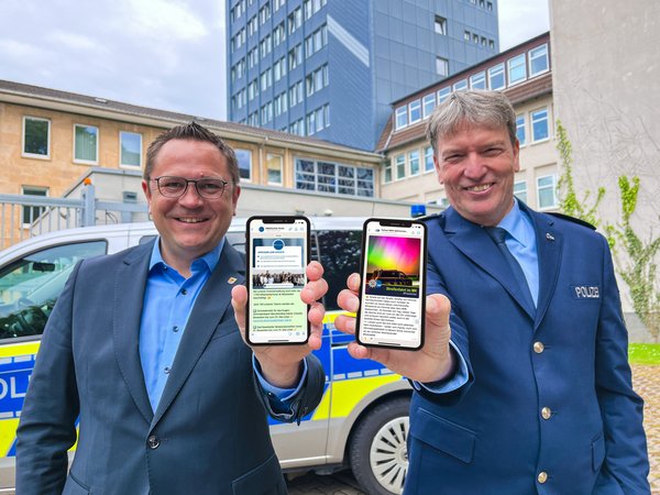 Neu: Der Märkische Kreis und die Kreispolizeibehörde Märkischer Kreis sind mit eigenen WhatsApp-Kanälen online. Landrat Marco Voge (links) und Ralf Wagener, Abteilungsleiter Polizei, freuen sich über das neue digitale Angebot. Foto: Hannah Heyn / Märkischer Kreis