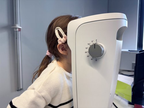 Mit modernen Sehtestgeräten ist bei den Schuleingangsuntersuchungen des Gesundheitsamts eine digitale Auswertung der Ergebnisse möglich. Foto: Hannah Heyn / Märkischer Kreis