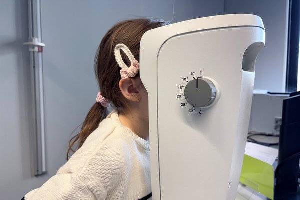 Mit modernen Sehtestgeräten ist bei den Schuleingangsuntersuchungen des Gesundheitsamts eine digitale Auswertung der Ergebnisse möglich. Foto: Hannah Heyn / Märkischer Kreis