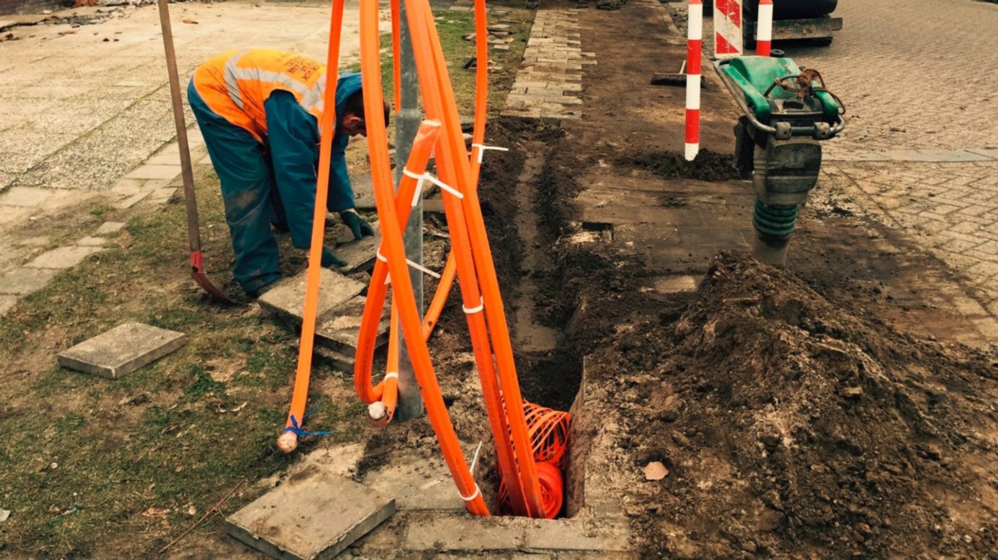 Glasfaser- und Netzwerkkabel