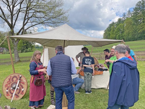 Die Nachfahren der slawischen Wikinger, die Drengs, zeigten bei der Saisoneröffnung der Luisenhütte 2023 das Leben wie vor 1.000 Jahren. Im Juli sind sie auf der Burg Altena. Archiv-Foto: Sandra Jurek / Märkischer Kreis