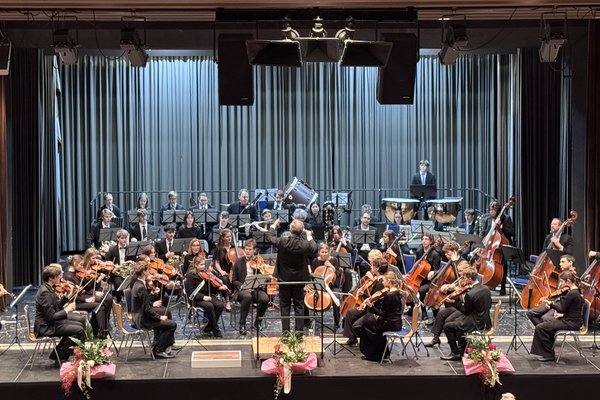 Das Publikum honorierte das Konzert des Märkischen Jugendsinfonieorchesters im Werdohler Festsaal Riesei mit stehenden Ovationen. Foto: Michelle Wolzenburg/ Märkischer Kreis 