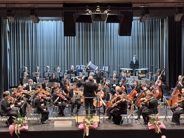 Das Publikum honorierte das Konzert des Märkischen Jugendsinfonieorchesters im Werdohler Festsaal Riesei mit stehenden Ovationen. Foto: Michelle Wolzenburg/ Märkischer Kreis 