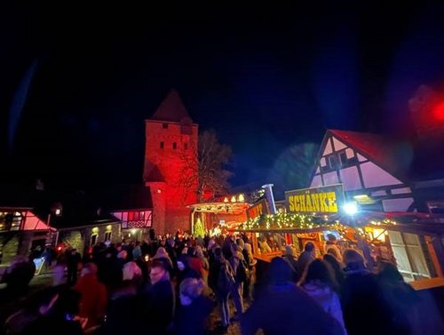 Abends tauchte das Glanzlicht die Burg Altena in warme Rottöne und sorge für ein romantisches Ambiente. Foto: Detlef Krüger/Märkischer Kreis