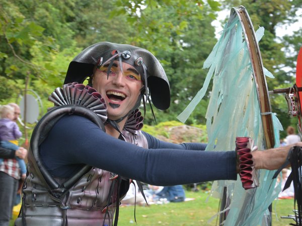 Das niederländische Stiltlife Streettheater präsentiert bei "Luise heizt ein" in Balve eine nachhaltige Tanzperformance. Foto: G. Warmerdam