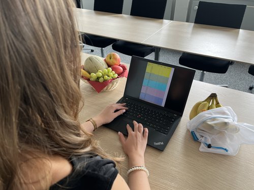 Ein erster Schritt, um nachhaltig Plastikmüll zu reduzieren, kann zum Beispiel ein Mehrwegnetz für Obst und Gemüse sein. Foto: Katharina Buschmann / Märkischer Kreis