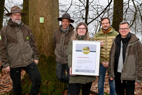 Das Projektteam der Sauerland-Waldroute beim Naturpark Arnsberger Wald freut sich zusammen mit den Touristikern der Partnerorte und den Ranger Südwestfalen vom Landesbetrieb Wald und Holz NRW, die gemeinsam zur Erreichung des Zertifikats beigetragen haben. Foto: Kira Hönicke/ Kreis Soest 