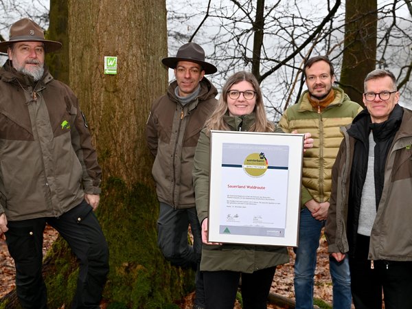 Das Projektteam der Sauerland-Waldroute beim Naturpark Arnsberger Wald freut sich zusammen mit den Touristikern der Partnerorte und den Ranger Südwestfalen vom Landesbetrieb Wald und Holz NRW, die gemeinsam zur Erreichung des Zertifikats beigetragen haben. Foto: Kira Hönicke/ Kreis Soest 