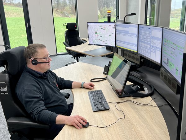 Durch seine Arbeit in der Kreisleitstelle hilft Ronny Mayer täglich Dutzenden Menschen. Im Einsatz ist er dort bereits seit 2009. Foto: Hannah Heyn / Märkischer Kreis