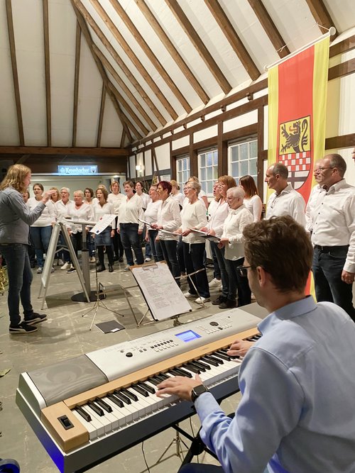 Gelungenes Rahmenprogramm mit dem Gemischten Chor "Melodie" Mellen unter der Leitung von Daniel Pütz. Foto: Alexander Bange / Märkischer Kreis